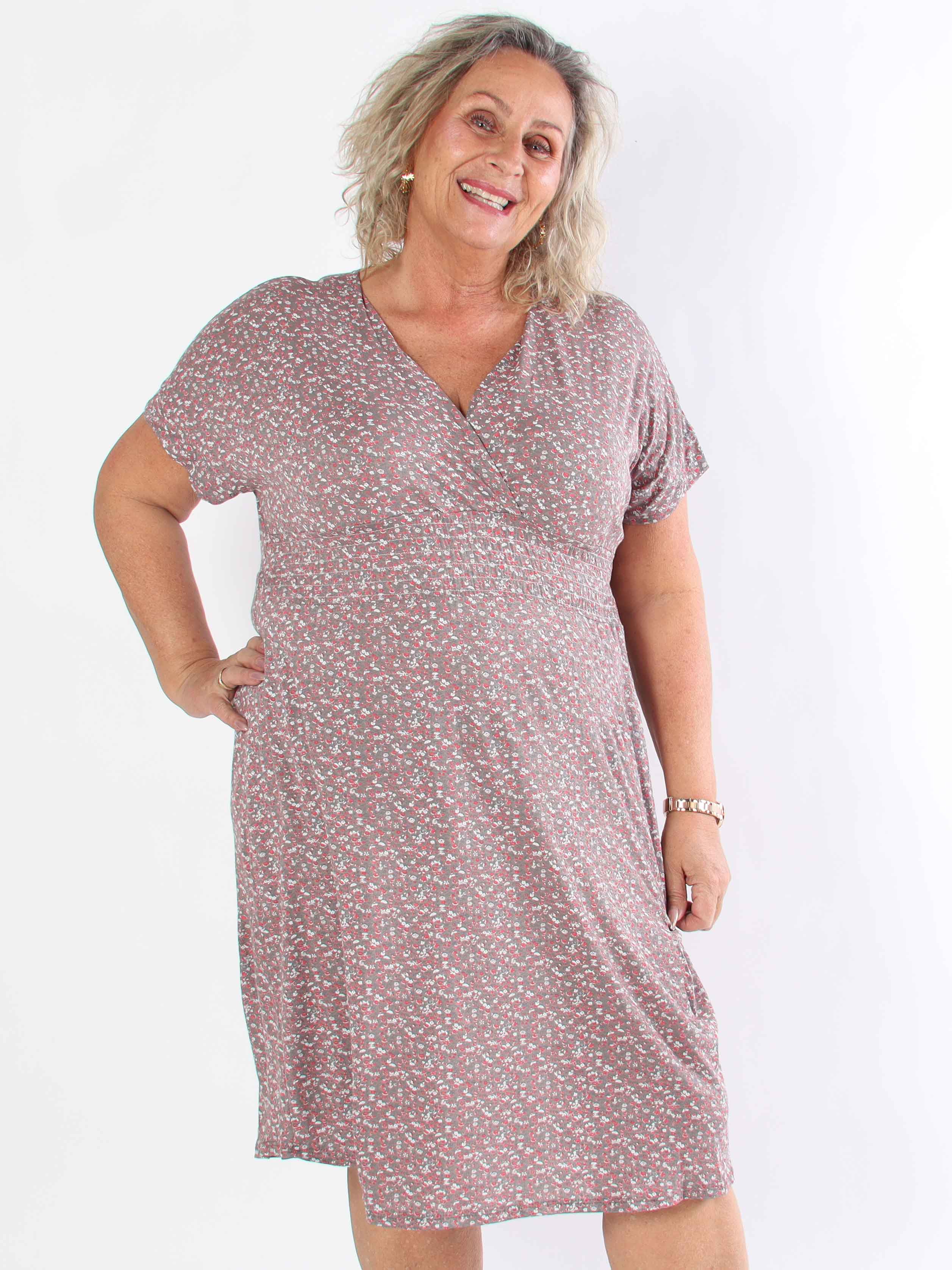 Maryam - Söt plus size klänning i mjuk viskos med blomstermönster